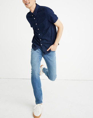 30 Jährige: Dunkelblaues Kurzarmhemd kombinieren – 500+ Herren Outfits: Kombinieren Sie ein dunkelblaues Kurzarmhemd mit blauen Jeans für einen bequemen Alltags-Look. Weiße Segeltuch niedrige Sneakers fügen sich nahtlos in einer Vielzahl von Outfits ein.