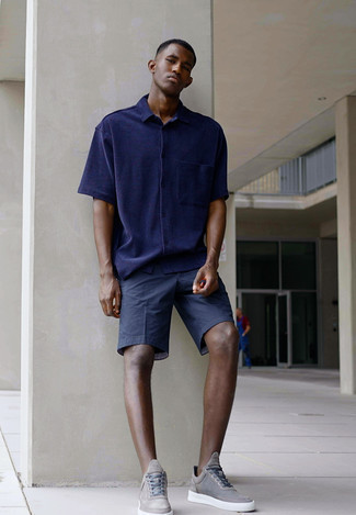 Dunkelblaues Kurzarmhemd kombinieren – 500+ Herren Outfits: Kombinieren Sie ein dunkelblaues Kurzarmhemd mit dunkelblauen Shorts für ein großartiges Wochenend-Outfit. Ergänzen Sie Ihr Look mit grauen Leder niedrigen Sneakers.
