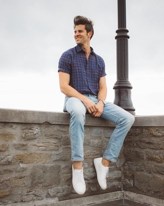 Welche Jeans mit blauen Kurzarmhemdes zu tragen – 301 Herren Outfits: Kombinieren Sie ein blaues Kurzarmhemd mit Jeans, um einen lockeren, aber dennoch stylischen Look zu erhalten. Dieses Outfit passt hervorragend zusammen mit weißen Leder niedrigen Sneakers.