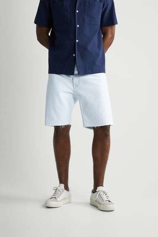 30 Jährige: Dunkelblaues Kurzarmhemd kombinieren – 500+ Herren Outfits: Kombinieren Sie ein dunkelblaues Kurzarmhemd mit weißen Jeansshorts für ein sonntägliches Mittagessen mit Freunden. Vervollständigen Sie Ihr Look mit weißen Segeltuch niedrigen Sneakers.