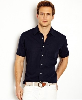 30 Jährige: Segeltuchgürtel kombinieren – 499 Herren Outfits: Paaren Sie ein dunkelblaues Kurzarmhemd mit einem Segeltuchgürtel für einen entspannten Wochenend-Look.