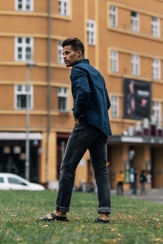 20 Jährige: Welche Langarmhemden mit dunkelgrauer Jeans zu tragen – 21 Lässige Herren Outfits: Vereinigen Sie ein Langarmhemd mit dunkelgrauen Jeans, um mühelos alles zu meistern, was auch immer der Tag bringen mag. Wenn Sie nicht durch und durch formal auftreten möchten, entscheiden Sie sich für schwarzen Ledersandalen.