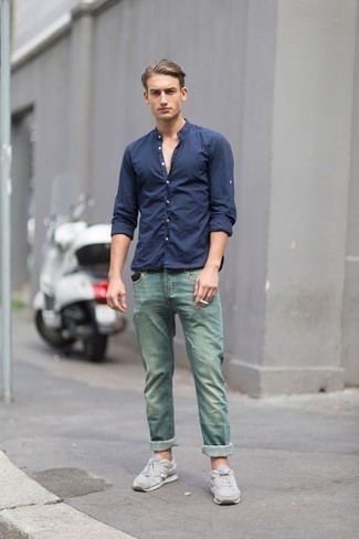Grüne Jeans kombinieren – 27 Herren Outfits: Vereinigen Sie ein dunkelblaues Langarmhemd mit grünen Jeans, um einen lockeren, aber dennoch stylischen Look zu erhalten. Fühlen Sie sich ideenreich? Ergänzen Sie Ihr Outfit mit grünen Sportschuhen.