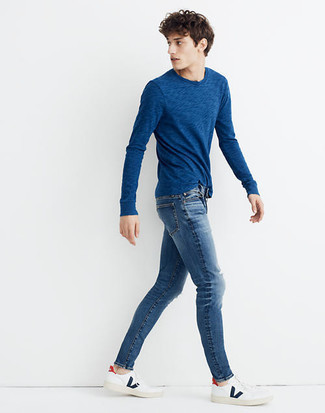 dunkelblaue enge Jeans mit Destroyed-Effekten von Love Moschino