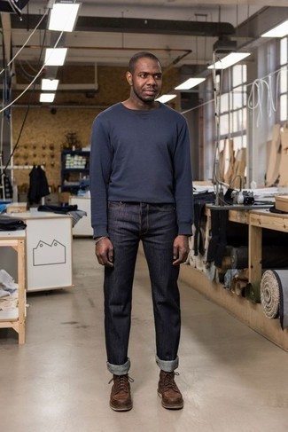 Dunkelbraune Lederfreizeitstiefel kombinieren – 500+ Herren Outfits: Paaren Sie ein dunkelblaues Langarmshirt mit dunkelblauen Jeans, um einen lockeren, aber dennoch stylischen Look zu erhalten. Fühlen Sie sich mutig? Entscheiden Sie sich für eine dunkelbraune Lederfreizeitstiefel.
