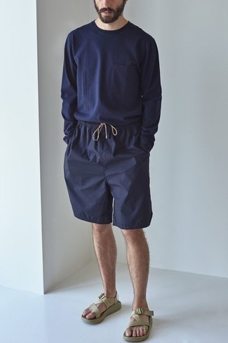 Segeltuchsandalen kombinieren – 269 Herren Outfits: Kombinieren Sie ein dunkelblaues Langarmshirt mit dunkelblauen Shorts für ein bequemes Outfit, das außerdem gut zusammen passt. Wenn Sie nicht durch und durch formal auftreten möchten, ergänzen Sie Ihr Outfit mit Segeltuchsandalen.