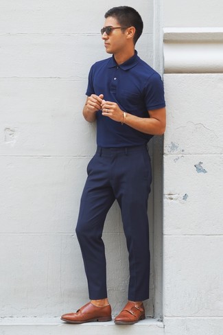 Wie Doppelmonks mit Anzughose zu kombinieren – 5 Herren Outfits heiß Wetter: Tragen Sie ein dunkelblaues Polohemd und eine Anzughose für einen für die Arbeit geeigneten Look. Fühlen Sie sich mutig? Vervollständigen Sie Ihr Outfit mit Doppelmonks.
