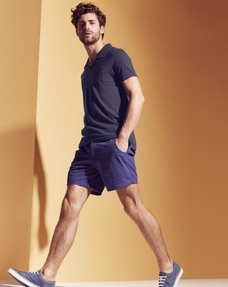 Dunkelblaue Shorts kombinieren – 804+ Herren Outfits: Vereinigen Sie ein dunkelblaues Polohemd mit dunkelblauen Shorts für einen bequemen Alltags-Look. Dunkelblaue Segeltuch niedrige Sneakers sind eine großartige Wahl, um dieses Outfit zu vervollständigen.
