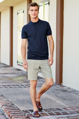 Wie Shorts mit Sandalen zu kombinieren – 133 Herren Outfits heiß Wetter: Kombinieren Sie ein dunkelblaues Polohemd mit Shorts, um einen lockeren, aber dennoch stylischen Look zu erhalten. Wählen Sie die legere Option mit Sandalen.