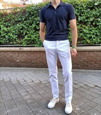 Casual heiß Wetter Outfits Herren 2024: Vereinigen Sie ein dunkelblaues Polohemd mit einer weißen Chinohose für ein großartiges Wochenend-Outfit. Weiße Segeltuch niedrige Sneakers sind eine gute Wahl, um dieses Outfit zu vervollständigen.