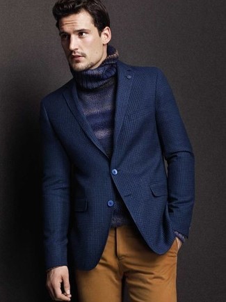 Braune Chinohose kombinieren – 500+ Smart-Casual Herren Outfits: Die Paarung aus einem dunkelblauen Sakko und einer braunen Chinohose ist eine ideale Wahl für einen Tag im Büro.