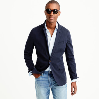 30 Jährige: Hellblaue Jeans kombinieren – 93 Smart-Casual Sommer Herren Outfits: Tragen Sie ein dunkelblaues Sakko und hellblauen Jeans, um einen eleganten, aber nicht zu festlichen Look zu kreieren. So einfach kann ein schöner Sommer-Look sein.
