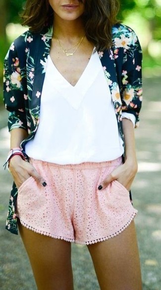 Rosa Shorts kombinieren – 34 Damen Outfits: Beherrschen Sie den mühelosen Freizeit-Look mit einem dunkelblauen Sakko mit Blumenmuster und rosa Shorts.
