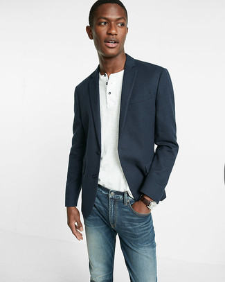 Wie dunkelblaues Sakko mit dunkelblauer Jeans zu kombinieren – 94 Casual Herren Outfits: Erwägen Sie das Tragen von einem dunkelblauen Sakko und dunkelblauen Jeans, wenn Sie einen gepflegten und stylischen Look wollen.