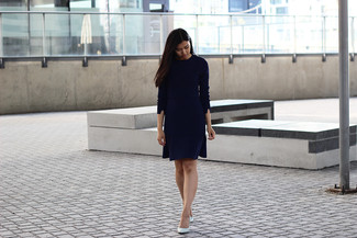 Türkise Pumps kombinieren – 41 Damen Outfits: Wahlen Sie ein dunkelblaues Skaterkleid, um einen lockeren, aber dennoch schicken Look zu erzeugen. Türkise Pumps sind eine kluge Wahl, um dieses Outfit zu vervollständigen.
