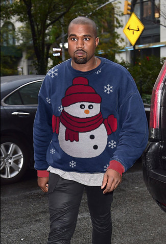 Kanye West trägt dunkelblaues Sweatshirt mit Weihnachten Muster, graues T-Shirt mit einem Rundhalsausschnitt, schwarze Lederjeans