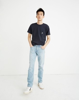 20 Jährige: Hellblaue Jeans kombinieren – 500+ Herren Outfits: Kombinieren Sie ein dunkelblaues T-Shirt mit einem Rundhalsausschnitt mit hellblauen Jeans für ein bequemes Outfit, das außerdem gut zusammen passt. Weiße und schwarze Leder niedrige Sneakers sind eine perfekte Wahl, um dieses Outfit zu vervollständigen.