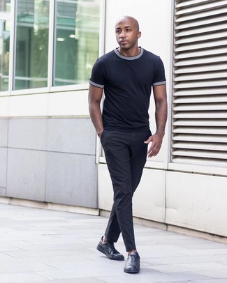 Schwarze niedrige Sneakers kombinieren – 500+ Herren Outfits: Entscheiden Sie sich für ein dunkelblaues T-Shirt mit einem Rundhalsausschnitt und eine schwarze Chinohose, um einen lockeren, aber dennoch stylischen Look zu erhalten. Schwarze niedrige Sneakers sind eine ideale Wahl, um dieses Outfit zu vervollständigen.