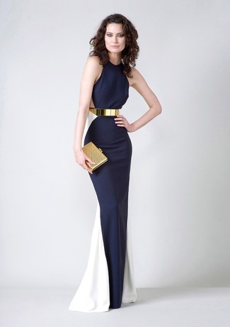 Goldene Clutch kombinieren – 300 Damen Outfits: Wer mit Streetstyle-Mode perfekt gekleidet sein will, setzt oft auf stylische Looks, wie zum Beispiel die Kombination aus einem dunkelblauen und weißen Ballkleid und einer goldenen Clutch.