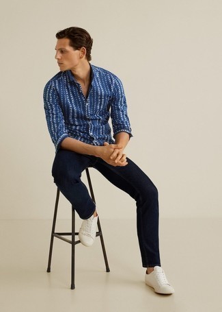 Blaues bedrucktes Langarmhemd kombinieren – 99 Herren Outfits: Entscheiden Sie sich für ein blaues bedrucktes Langarmhemd und dunkelblauen Jeans, um einen lockeren, aber dennoch stylischen Look zu erhalten. Dieses Outfit passt hervorragend zusammen mit weißen Segeltuch niedrigen Sneakers.