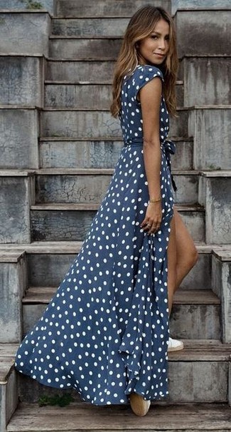 Dunkelblaues Kleid kombinieren – 181 Sommer Damen Outfits: Entscheiden Sie sich für ein dunkelblaues Kleid für ein lässiges Alltags-Outfit, das, Charme und Persönlichkeit vermittelt. Fühlen Sie sich ideenreich? Ergänzen Sie Ihr Outfit mit weißen Espadrilles. Dieser Look ist toll an Sommerabenden.