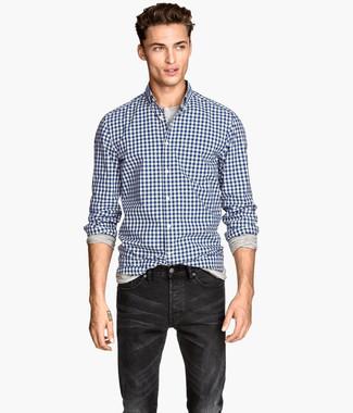 Langarmshirt mit einer Knopfleiste kombinieren – 178 Casual Herren Outfits: Paaren Sie ein Langarmshirt mit einer Knopfleiste mit schwarzen Jeans für einen bequemen Alltags-Look.
