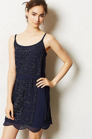 Dunkelblaues Camisole-Kleid kombinieren – 6 Damen Outfits: Beherrschen Sie den modischen Alltags-Stil mit einem dunkelblauen Camisole-Kleid.