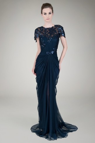 Dunkelblaues Kleid kombinieren – 189 Damen Outfits heiß Wetter: Geben Sie den ultimativen eleganten Look ab in einem dunkelblauen Kleid.