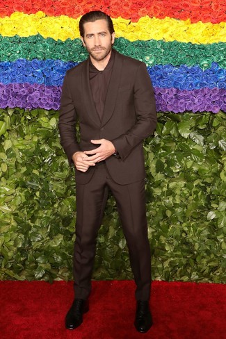 Jake Gyllenhaal trägt dunkelbrauner Anzug, dunkelbraunes Businesshemd, schwarze Chelsea-Stiefel aus Leder mit Schlangenmuster