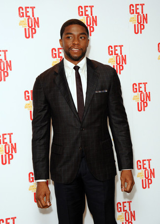 Chadwick Boseman trägt dunkelbrauner Anzug mit Karomuster, weißes Businesshemd, dunkelbraune Krawatte