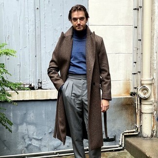 Graue Hose kombinieren – 500+ Elegante Herbst Herren Outfits: Kombinieren Sie einen dunkelbraunen Mantel mit einer grauen Hose für eine klassischen und verfeinerte Silhouette. Schon mal so einen stylischen Übergangs-Outfit gesehen?