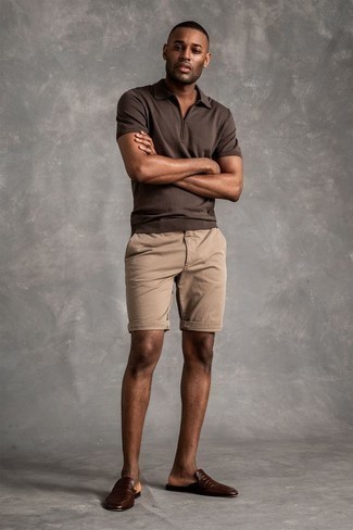 Braunes T-shirt kombinieren – 613+ Herren Outfits: Vereinigen Sie ein braunes T-shirt mit beige Shorts, um einen lockeren, aber dennoch stylischen Look zu erhalten. Fügen Sie dunkelbraunen Leder Slipper für ein unmittelbares Style-Upgrade zu Ihrem Look hinzu.