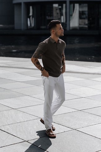 Braune Ledersandalen kombinieren – 217 Herren Outfits: Kombinieren Sie ein dunkelbraunes Polohemd mit einer weißen Chinohose für einen bequemen Alltags-Look. Fühlen Sie sich mutig? Vervollständigen Sie Ihr Outfit mit braunen Ledersandalen.