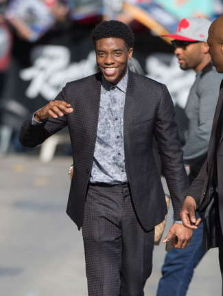 Chadwick Boseman trägt dunkelbraunes Sakko mit Vichy-Muster, graues bedrucktes Businesshemd, dunkelbraune Anzughose mit Vichy-Muster