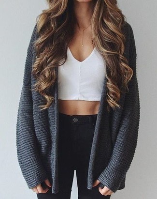 Strick Pullover kombinieren – 500+ Damen Outfits: Probieren Sie diese Paarung aus einem Strick Pullover und schwarzen engen Jeans für einen stylischen Look.
