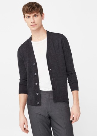 20 Jährige: Graue Anzughose kombinieren – 175 Smart-Casual Herren Outfits: Vereinigen Sie eine dunkelgraue Strickjacke mit einer grauen Anzughose für einen stilvollen, eleganten Look.