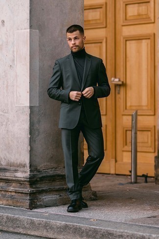 Dunkelgrauen Anzug kombinieren – 500+ Herren Outfits: Kombinieren Sie einen dunkelgrauen Anzug mit einem dunkelgrauen Rollkragenpullover, um vor Klasse und Perfektion zu strotzen. Komplettieren Sie Ihr Outfit mit schwarzen Chelsea Boots aus Leder.