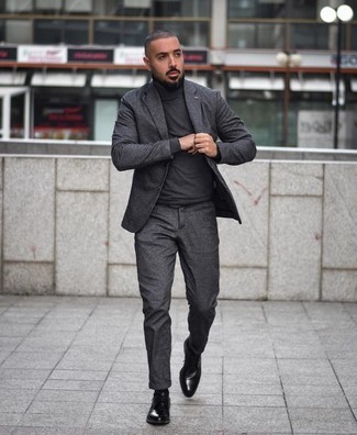 Schwarze Leder Derby Schuhe kombinieren – 500+ Elegante Herren Outfits: Erwägen Sie das Tragen von einem dunkelgrauen Anzug und einem dunkelgrauen Rollkragenpullover für einen stilvollen, eleganten Look. Schwarze Leder Derby Schuhe sind eine gute Wahl, um dieses Outfit zu vervollständigen.