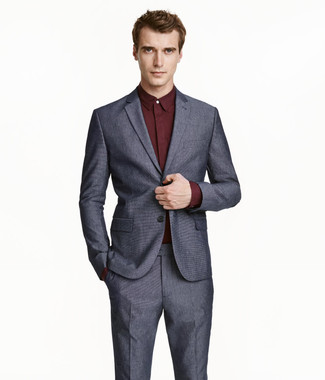 Dunkelrotes Businesshemd kombinieren – 109 Herren Outfits: Entscheiden Sie sich für ein dunkelrotes Businesshemd und einen dunkelgrauen Anzug, um vor Klasse und Perfektion zu strotzen.