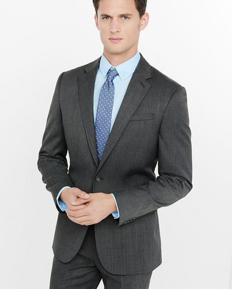Blaue gepunktete Krawatte kombinieren – 466 Herren Outfits: Paaren Sie einen dunkelgrauen Anzug mit einer blauen gepunkteten Krawatte für einen stilvollen, eleganten Look.