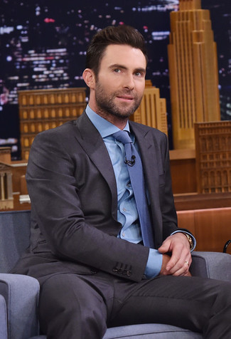 Adam Levine trägt dunkelgrauer Anzug, hellblaues Businesshemd, blaue Krawatte