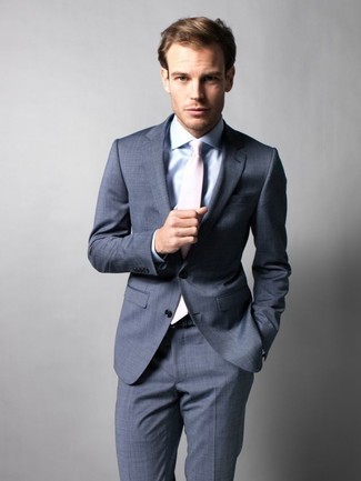 30 Jährige: Hellbeige Krawatte kombinieren – 293 Herren Outfits: Kombinieren Sie einen dunkelgrauen Anzug mit einer hellbeige Krawatte für einen stilvollen, eleganten Look.