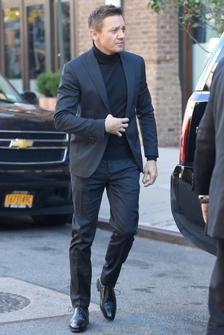 Jeremy Renner trägt dunkelgrauer Anzug, schwarzer Rollkragenpullover, schwarze Leder Oxford Schuhe