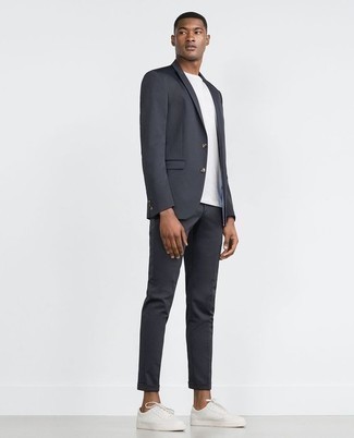 Dunkelgrauen Anzug kombinieren – 500+ Smart-Casual Herren Outfits: Kombinieren Sie einen dunkelgrauen Anzug mit einem weißen T-Shirt mit einem Rundhalsausschnitt, wenn Sie einen gepflegten und stylischen Look wollen. Fühlen Sie sich mutig? Vervollständigen Sie Ihr Outfit mit weißen Segeltuch niedrigen Sneakers.