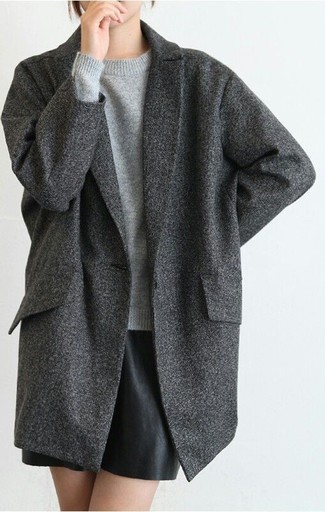 Grauen Mantel kombinieren – 539+ Damen Outfits: Probieren Sie die Paarung aus einem grauen Mantel und schwarzen Ledershorts, um einen lockeren aber stilvollen Look zu erhalten.