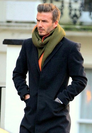 Wollschal kombinieren – 3 Elegante Herren Outfits kühl Wetter: Kombinieren Sie einen dunkelgrauen Mantel mit einem Wollschal für einen entspannten Wochenend-Look.