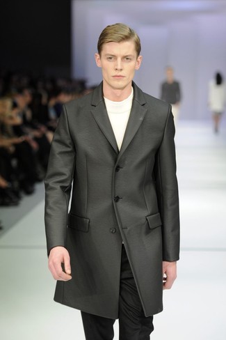 30 Jährige: Wie Pullover mit einem Rundhalsausschnitt mit Mantels zu kombinieren – 142 Herren Outfits warm Wetter: Kombinieren Sie einen Mantel mit einem Pullover mit einem Rundhalsausschnitt für Drinks nach der Arbeit.