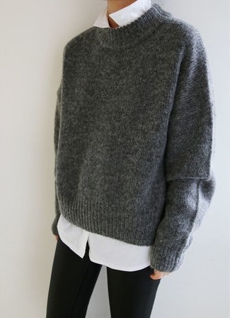 Grauen Oversize Pullover kombinieren – 223 Damen Outfits: Wenn Sie auf der Suche nach dem idealen Wochenend-Stil sind, paaren Sie einen grauen Oversize Pullover mit schwarzen engen Jeans.