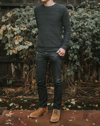 Braune Wildlederfreizeitstiefel kombinieren – 500+ Herren Outfits: Entscheiden Sie sich für einen dunkelgrauen Pullover mit einem Rundhalsausschnitt und schwarzen Jeans mit Destroyed-Effekten für einen entspannten Wochenend-Look. Setzen Sie bei den Schuhen auf die klassische Variante mit einer braunen Wildlederfreizeitstiefeln.
