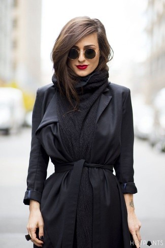 dunkelgrauer Schal, schwarzer Mantel, schwarze Sonnenbrille für Damen